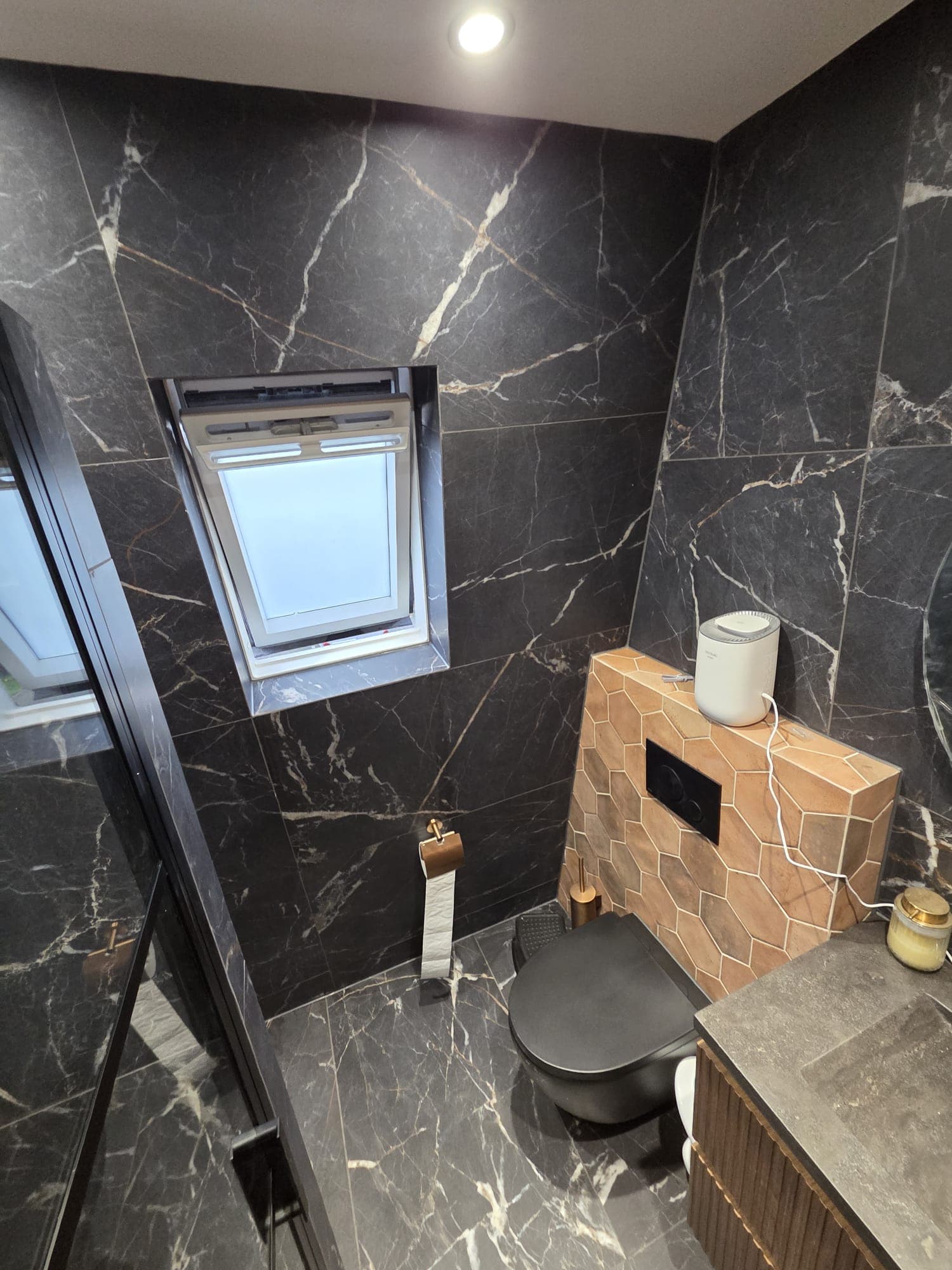 Sfeervol toilet met bronzen details