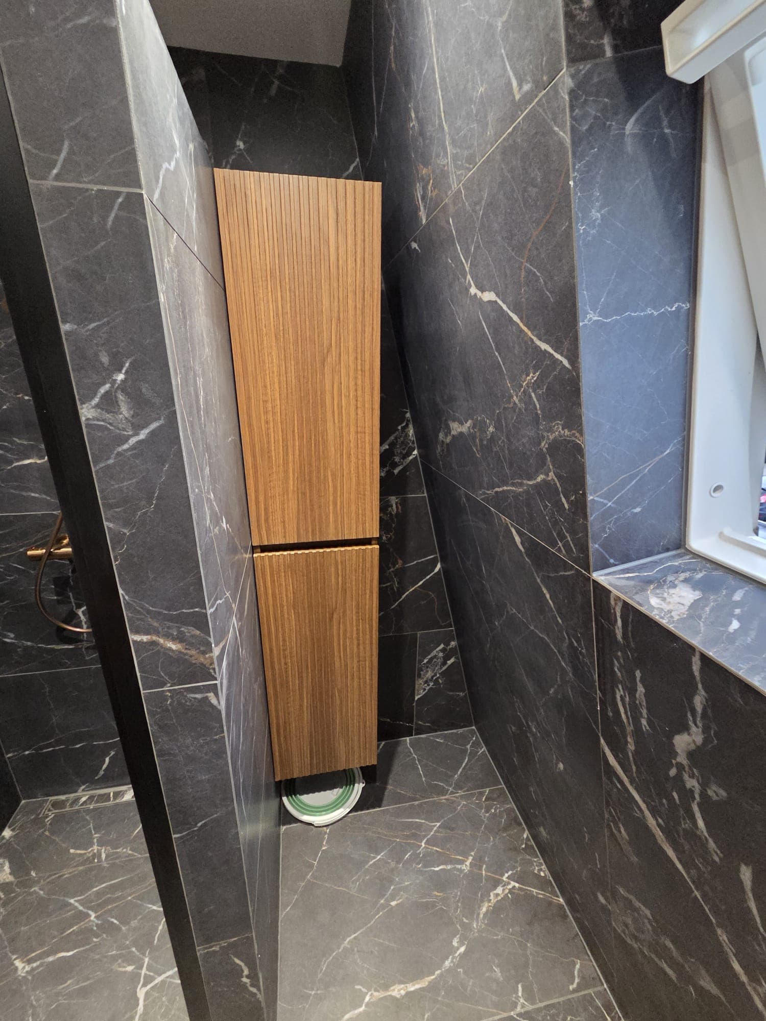 Donkere badkamer met warme accenten