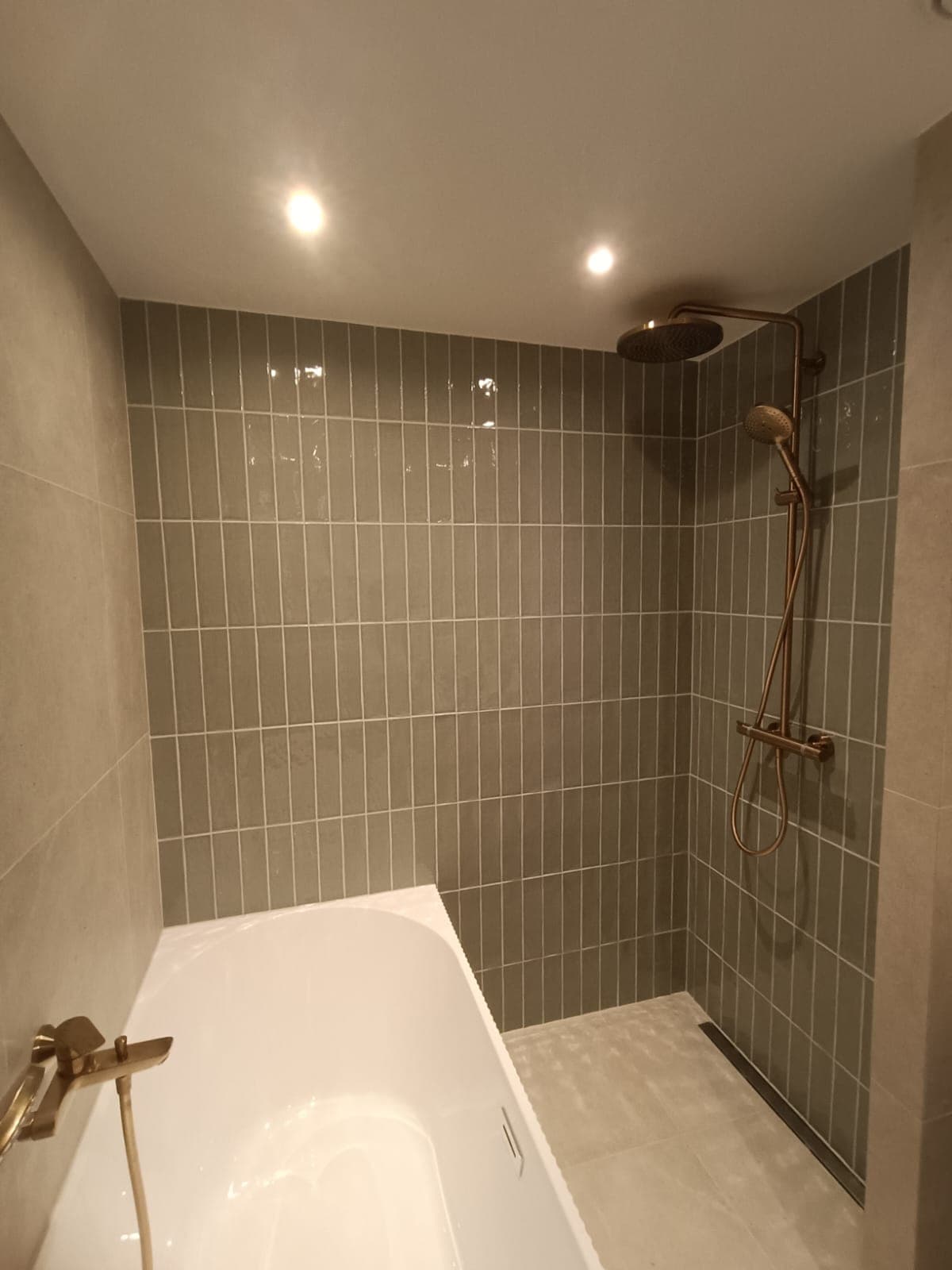 Detail van de badkamerrenovatie