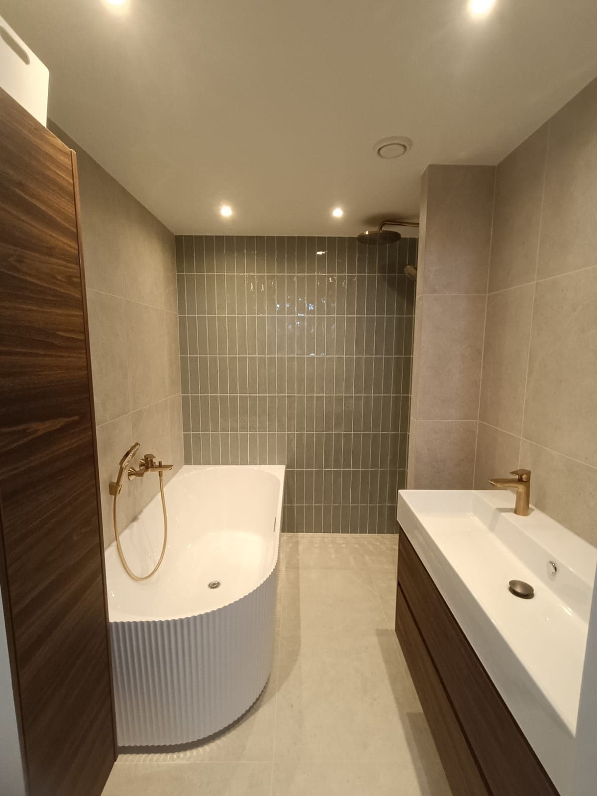Luxe badkamer met moderne afwerking