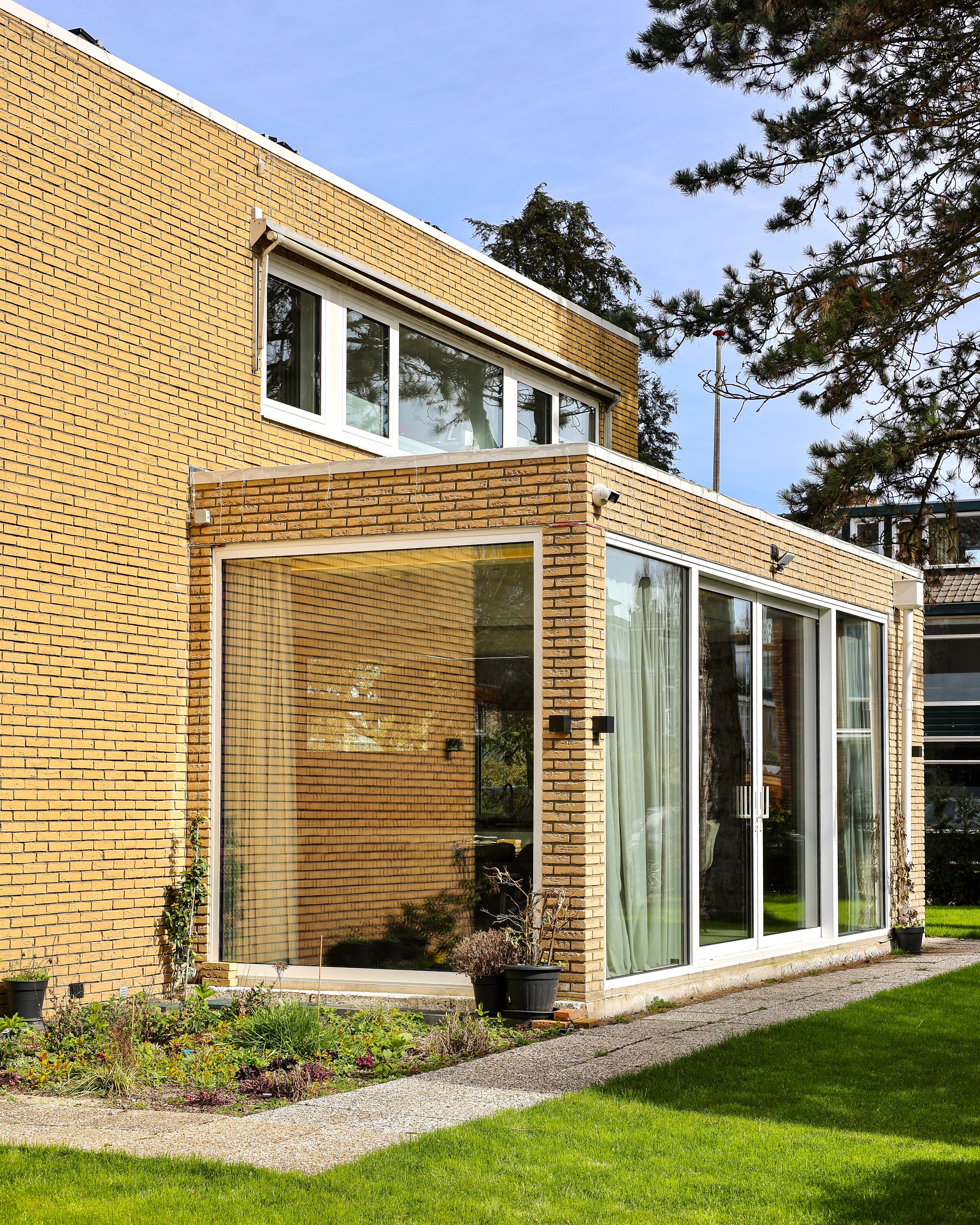 Warme materialen en strakke lijnen