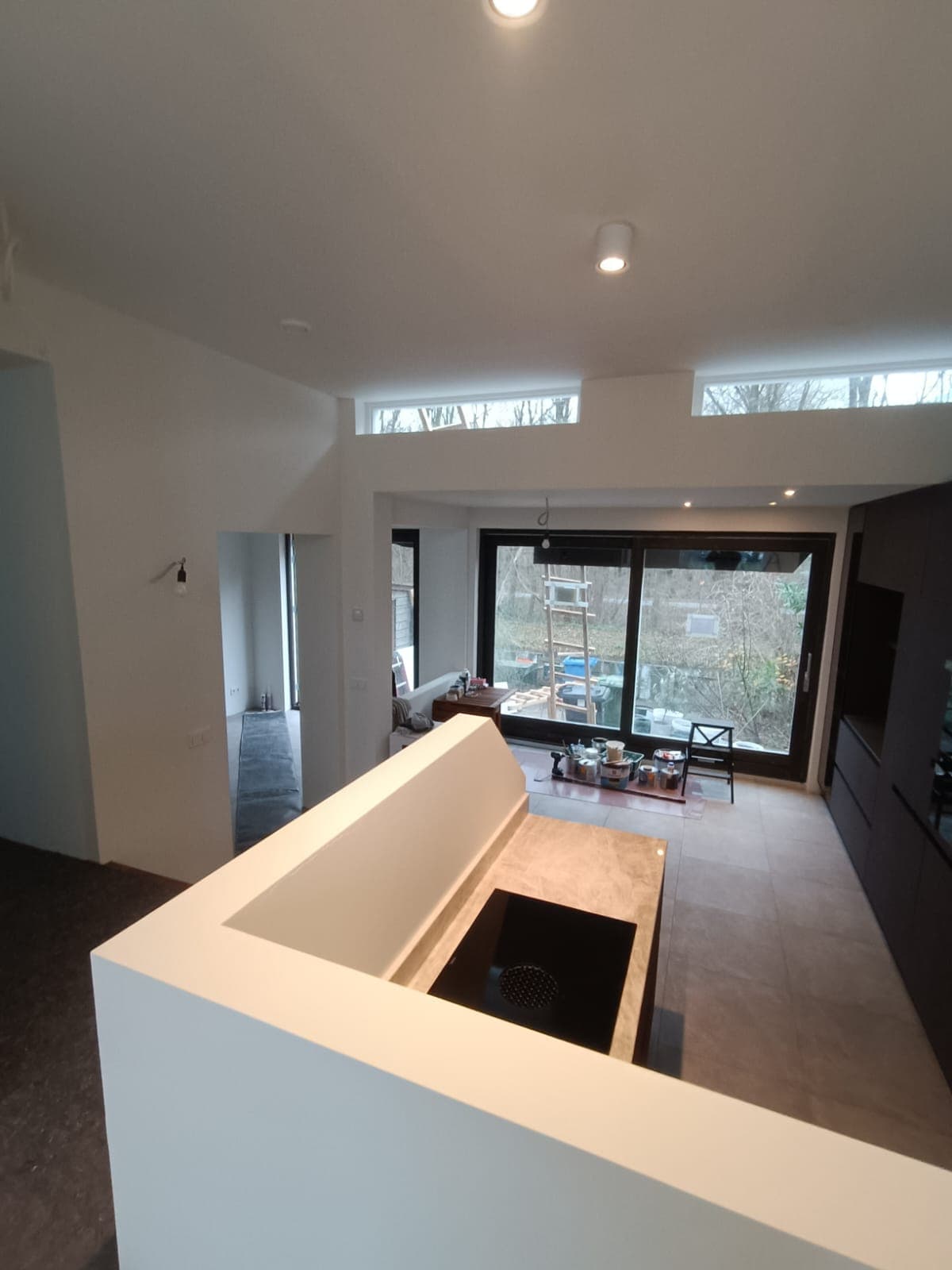 Ruime woonkamer met veel daglicht